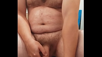 VID 364 Ma masturbez si imi beau pisatul (6min)