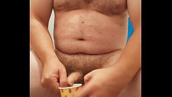 VID 364 Ma masturbez si imi beau pisatul (6min)