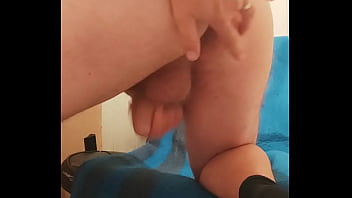 VID 350 Ma masturbez,imi beau pisatul si imi bag degetul in fund (8min)