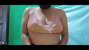 SUPER TETAS REDONDAS Y BIEN FORMADAS!! MI MADRASTRA SABE COMO COMPLACER MIS GANAS DE VERLA MODELAR CON POCA ROPA. PRIMERO SE PONE LENCERIA SEXY Y DESPUES SE VISTE DE ESTUDIANTE CALIENTE. PORNO REAL CASERO DE MI MADRASTRA