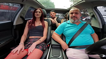 A boneca Fanny Menezes entra na carona para dar uma entrevista e acaba dando o c&uacute_