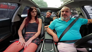 A boneca Fanny Menezes entra na carona para dar uma entrevista e acaba dando o c&uacute_