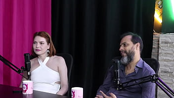 Vivem um relacionamento n&atilde_o monog&acirc_mico, e n&atilde_o se considera um poliamorista, al&eacute_m de ser dif&iacute_cil encontrar um fixo - Reh Queen &amp_ Kstro (SHEER/RED)