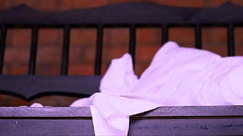 La estudiante bes&oacute_ apasionadamente a su novio en el apartamento, dejando en claro que la noche estar&iacute_a llena de intensidad y conexi&oacute_n.