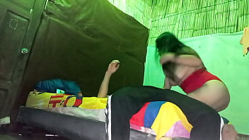 AL IGUAL QUE MI HERMANASTRA, MI MADRASTRA TAMBIEN ES UNA ZORRA CUANDO LLEGA A MI DEPARTAMENTO A VISITARME. SEXO REAL CASERO, LE ENSE&Ntilde_E A COMO PONERSE EL CONDOM