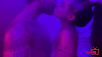 Arregacei a bucetinha da putinha enquanto ela tomava banho e comi gostoso at&eacute_ ela gozar