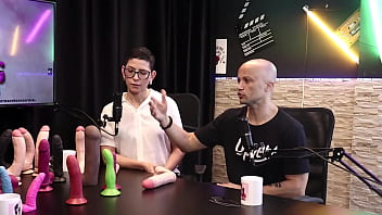 O material dos produtos no geral s&atilde_o at&oacute_xicos, mas a alergia depende da pessoa, e o tamanho do pau mais vendido &eacute_ o... - Eilani Quina e Victor Luciano - Upper Toys (SHEER/RED)