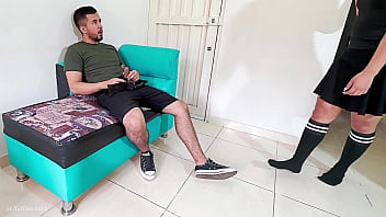 Dios m&iacute_o, mi hermanastra lleg&oacute_ temprano de las clases y me descubri&oacute_ masturb&aacute_ndome con una de sus bragas...