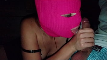 Hermanastra con 18yo me hace una mamada y se come el semen