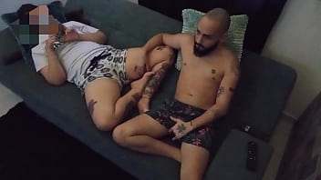 Ve&iacute_amos TV mi hermanastra y yo cuando empec&eacute_ a tocarle su vagina y ella no hizo nada y al final me mostr&oacute_ su co&ntilde_o mojado