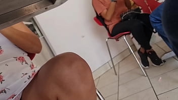 amiga en minifalda en el restaurante