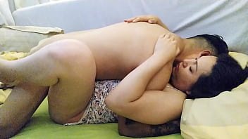 Mi vecino lleg&oacute_ muy caliente y se meti&oacute_ a mi cama a follarme delicioso