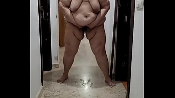 Coolmarina vieja guarra mea en su casa ense&ntilde_ando el chocho peludo