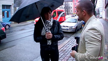 Reife deutsche Hausfrau in Leder Leggings bei Straß_en Casting gefickt