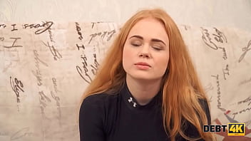 DEBT4k. La fille n'_a pas d'_argent pour payer une dette et le collectionneur la baise