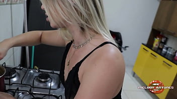 Loira prepara brigadeiro gourmet e se lambuza toda at&eacute_ gozar com seu consolo cheio de mel de buceta! / COMPLETO NO XRED!