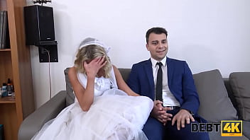 DEBT4k. Schuldeneintreiber fickt die Braut im weiß_en Kleid und in Strü_mpfen