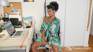 Yanks Chesty Lola Toy Her Hairy Muff