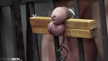 CBT Hodenfolter mit Hodenpranger im Kä_fig gefesselt ausgepeitscht gequä_lt in der Zelle Sklavenverhö_r peinigung Qual
