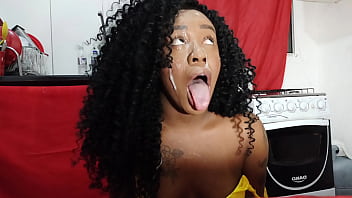 negra lavando louca e fudendo gostoso na cozinha bruna black