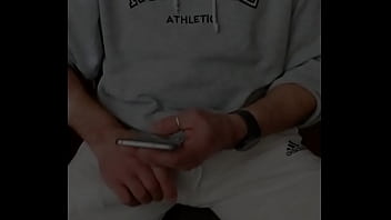 Gio si eccita al telefono...