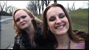 Due amiche aspettano l'_autobus e una delle due accetta dei soldi per scopare nel bosco