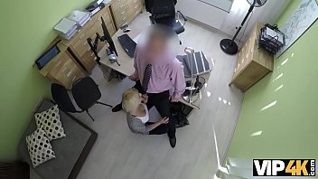 VIP4K. L'_agent la chatte serré_e de l'_jeunes puis il approuve le prê_t des filles