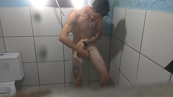 Bruxo Fire Tomando Banho e se Depilando pra Foder a prima do sí_tio!!! Será_ que ela vai deixar filmar??? Ví_deo Completo no RED