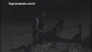 Filmei um casal fazendo sexo na praia a noite. Um seguran&ccedil_a botou eles pra correr