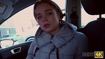 DEBT4k. Jolie mignonne paie la dette qu'_elle a prise pour ses gros faux seins avec sa chatte