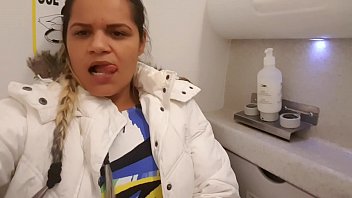 Ninfomaniaca !!! Ate no aviao ela quer gozar !!! Paty Bumbum