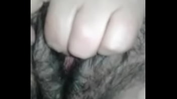 elen tocandose muy caliente