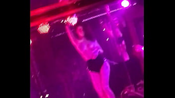 Geile Schlampe tut Strippen mit gro&szlig_e Titten