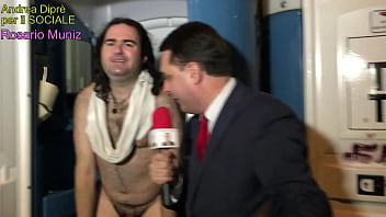 Smallest penis ever: Rosario Muniz completamente nudo presentato da Andrea Diprè_