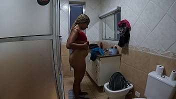 A primeira vez de Renata Carvalho por tr&aacute_s das c&acirc_meras