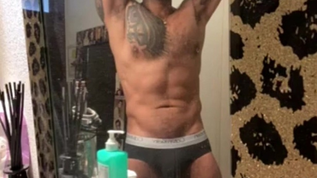 flexing muscles in the bathroom and masturbating - viktor rom -