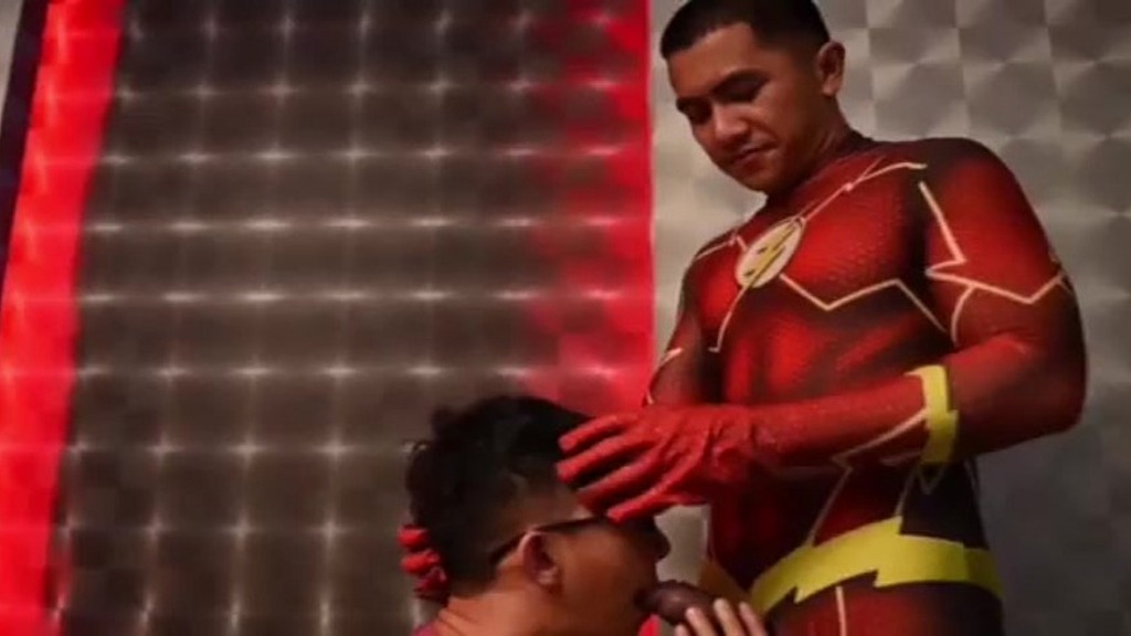 fedendo com o amigo depois da festa