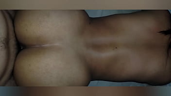 Morena le gusta estar desnuda en su habitaci&oacute_n!! Hermanastro cachondo se mete a la habitaci&oacute_n de su hermanastra mientras ella descansa!!! La cojo duro y profundo de perrito!!