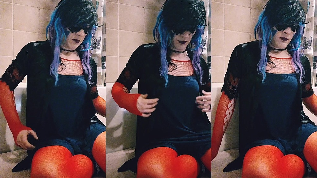 crossdresser samantha striptease