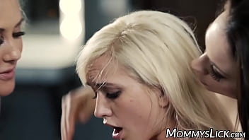 Tantalizing stepmom fucks her daughter and friend in threesome