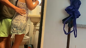 Me culeo a mi ex en el bañ_o casi nos cachan