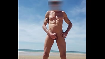 je m'_exhib et me caresse la bite a poil sur la plage,