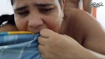 Mi madrastra pervertida me pide que me la folle mientras mi pap&aacute_ cornudo no est&aacute_. Que rico culo tiene