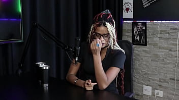 Ela explica como come&ccedil_ou no porn&ocirc_, criou uma fanfic por tes&atilde_o, realizou uma dp e &eacute_ questionadora de padr&otilde_es - Naomi Campos (SHEER/RED)