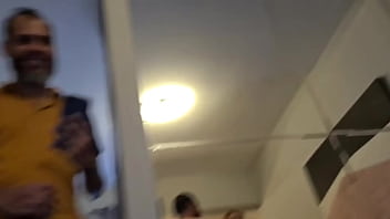 Brincadeira entre amigos vira uma bela troca de casal - A morena da buceta peludinha e a ruiva da bucetinha rosa