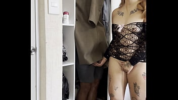 LO DESCUBRÍ_ ESCONDIDO EN MI CUARTO OLIENDO MIS CALZONES Y LO PREMIÉ_