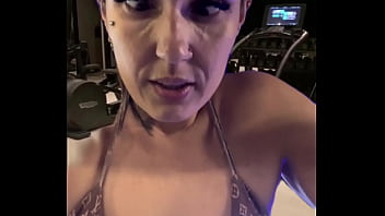 Eu na academia do pr&eacute_dio que eu moro toda molhadinha logo pela manh&atilde_ ! Meu vizinhos passando e vendo minha cal&ccedil_a molhada na minha bucetona !