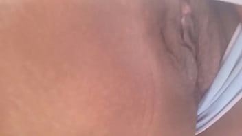 Una dulce jovencita muy ardiente desea que la chupen en el co&ntilde_o y que pasen su lengua en su clitores esta exitada y se masturba para quitarse esas ganas.