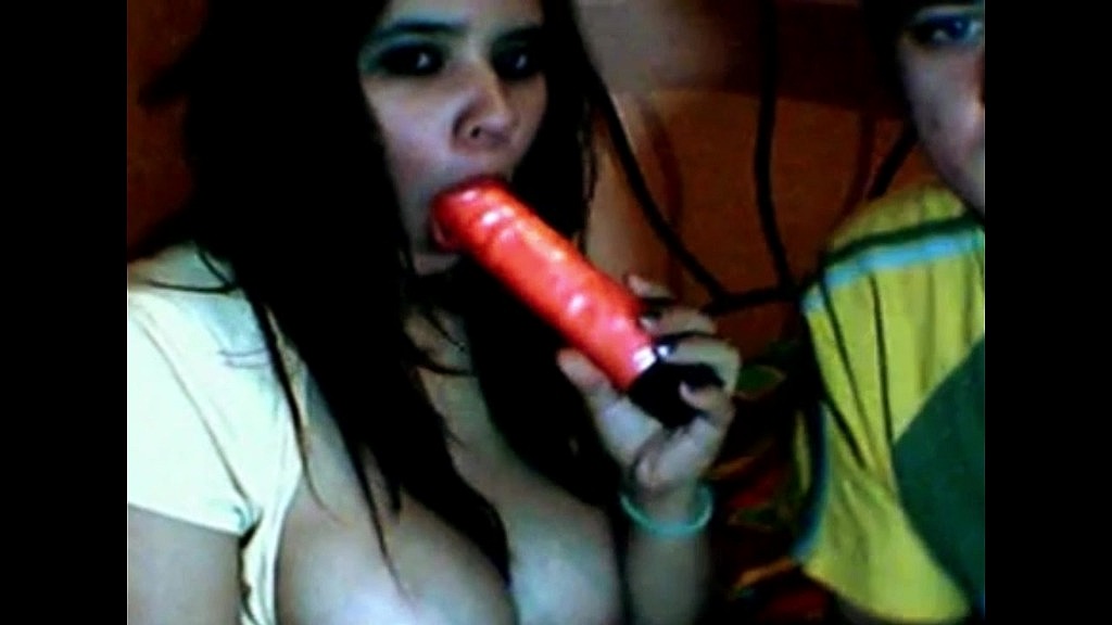 ya peda le entregue mi hoyo al novio de mi sis: y me metio un enorme consolador.