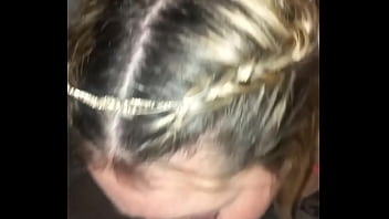 Nada mas rico que chuparle la pija en el auto